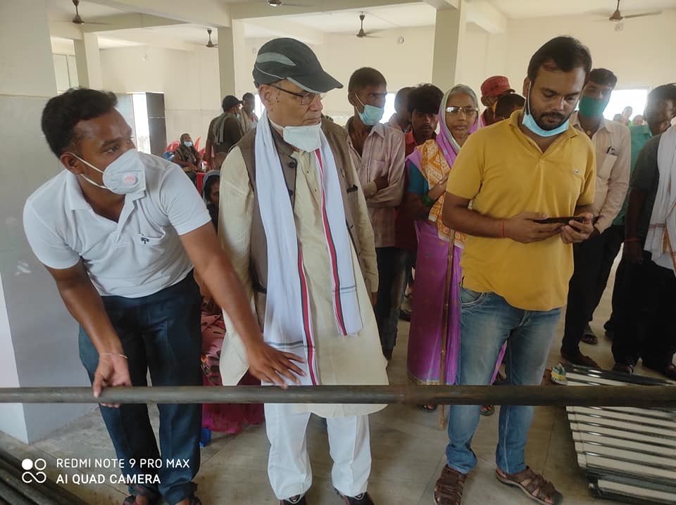 पुर्वमन्त्री शुक्लाद्वारा बाढीपिडित घरपरिवालाई घर निर्माण सामाग्री प्रदान