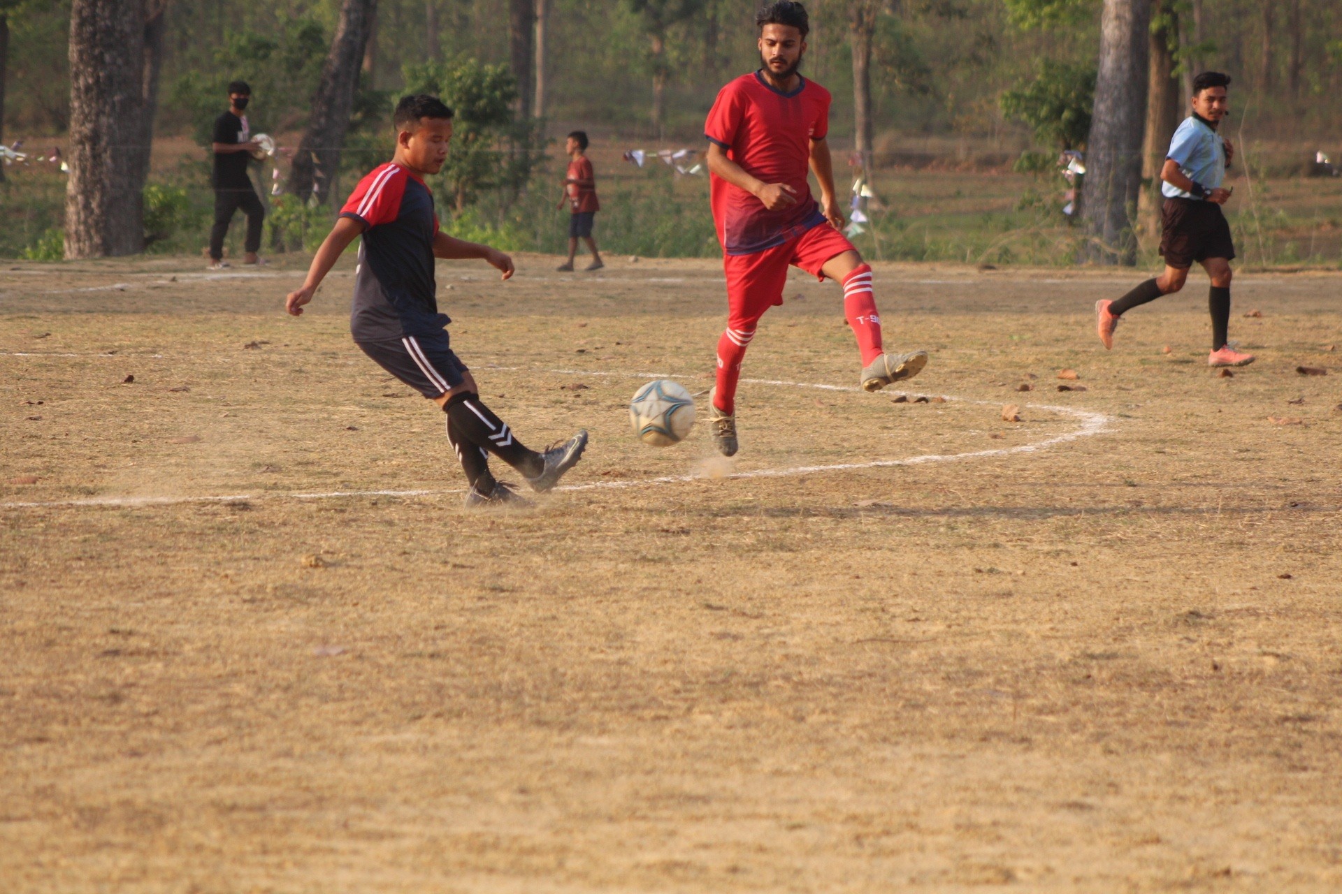 वडा नं. २ द्वारा वडा नं. ५ लाई ५ गोलको उपहार