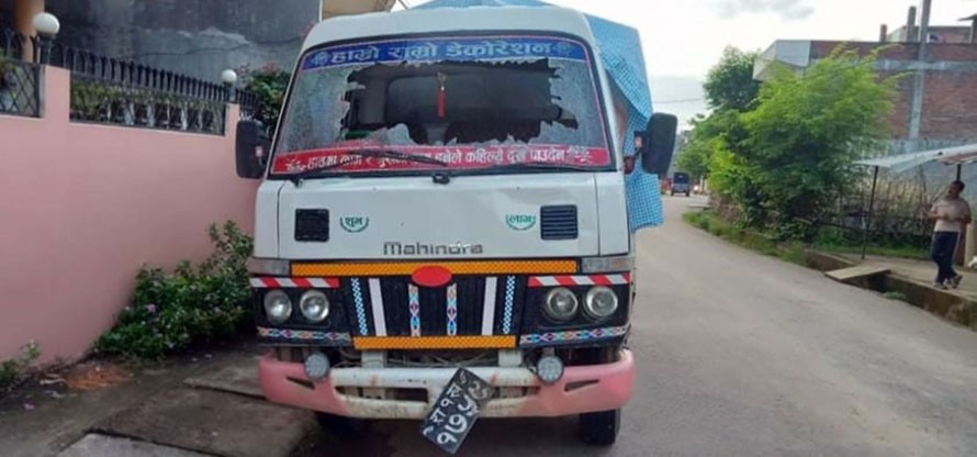 दाङको लमहीमा आधा दर्जन सवारी साधन तोडफोड