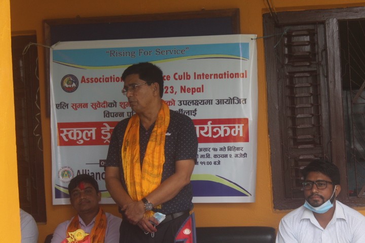 एलायन्स क्लवका संस्थापक अध्यक्ष सुबेदीद्वारा आफ्नो जन्म दिनमा बिपन्न बिधार्थीहरुलाई पोसाक वितरण