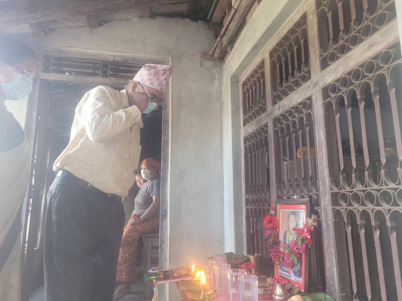 नेकपा एमालेका स्थानिय नेतृ गौरा थापाका श्रीमान स्व. कर्ण बहादुर थापाको सम्झनामा श्रद्धाञ्जली कार्यक्रम