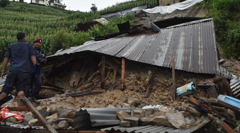 रसुवामा पहिरोले घर पुरिएर दुई बच्चासहित आमाको मृत्यु , एक बालक वेपत्ता