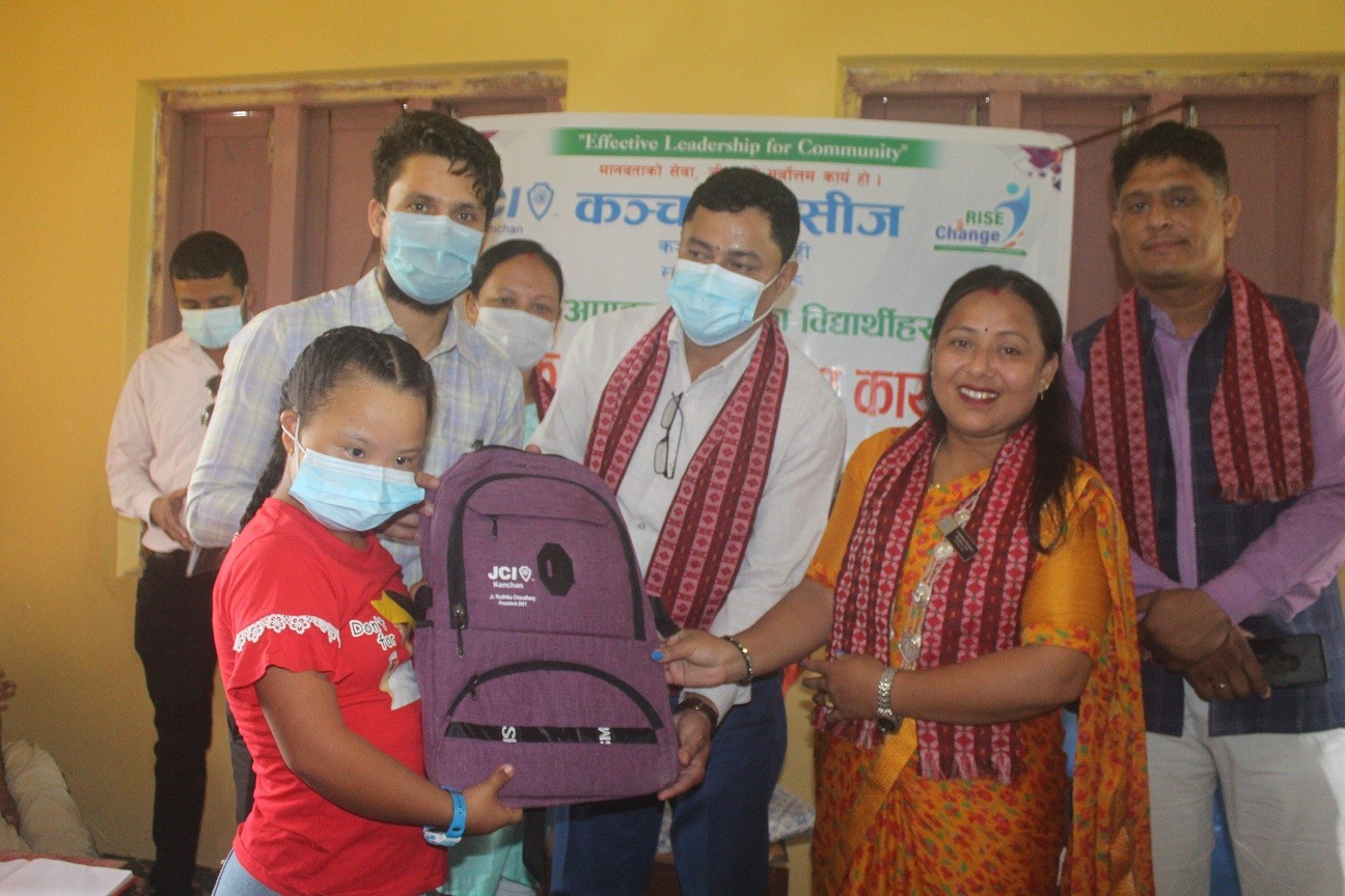 कञ्चन जेसिजका अध्यक्ष चौधरीद्धारा आफ्नो जन्मदिनमा सुस्तमनस्थितिका बिधार्थीहरुलाई शैक्षिक सामग्री र खाजा वितरण