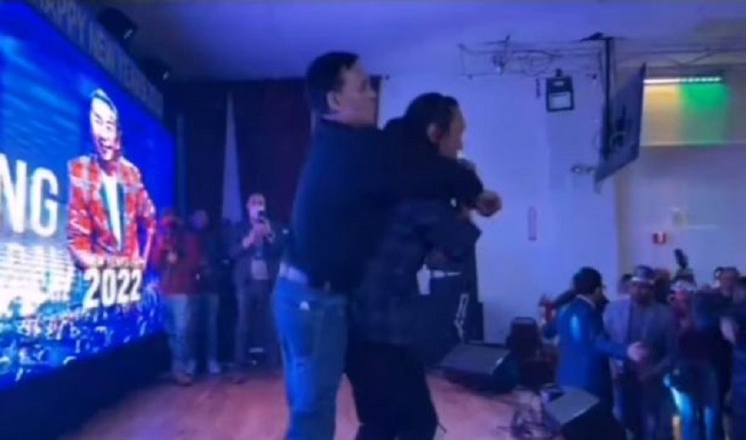 गायक राजेशपायल राईमाथि स्टेजमै हातपात