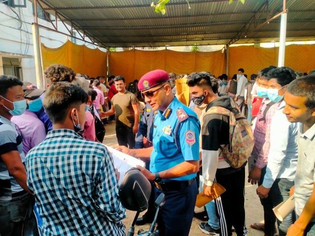 म्यादी प्रहरीमा काम गर्न युवाहरुको जिल्ला प्रहरी कार्यालयमा लाम