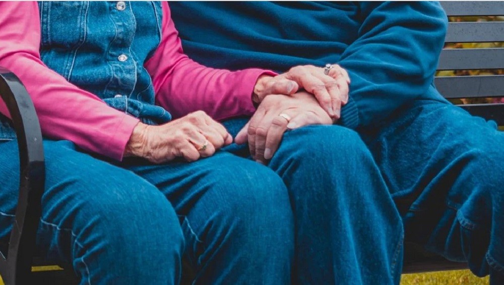 उमेरले छेकेन,९० वर्षिय बृद्धले गरे आफ्नी प्रेमीकासँग बिवाह