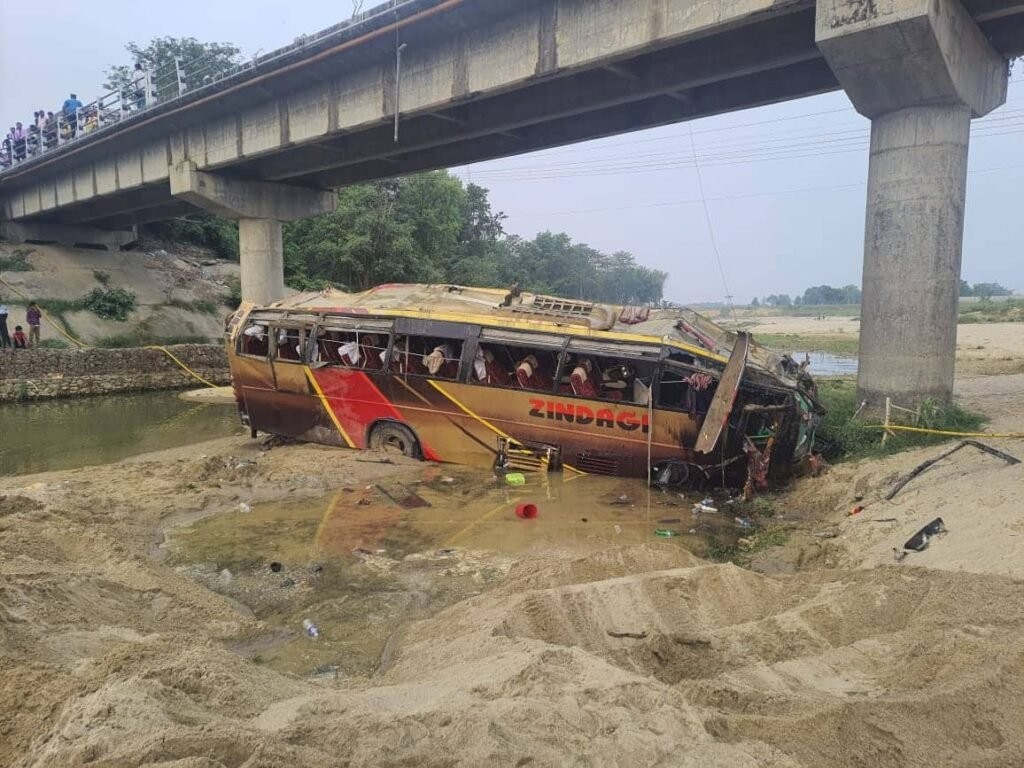 रुपन्देही बस दुर्घटना : मृतक ९ मध्ये ४ को पहिचान