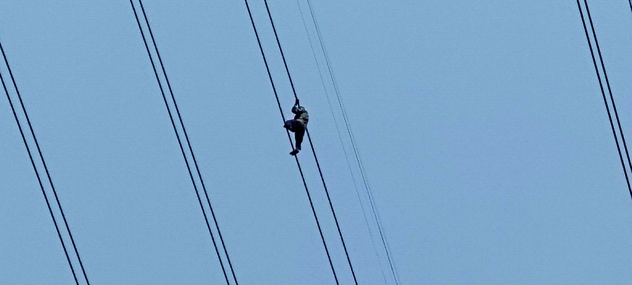 विद्युत् प्रसारण लाइनको टावर हुँदै तारमा झुण्डिएका व्यक्तिको उद्धारमा सेना खटिदै