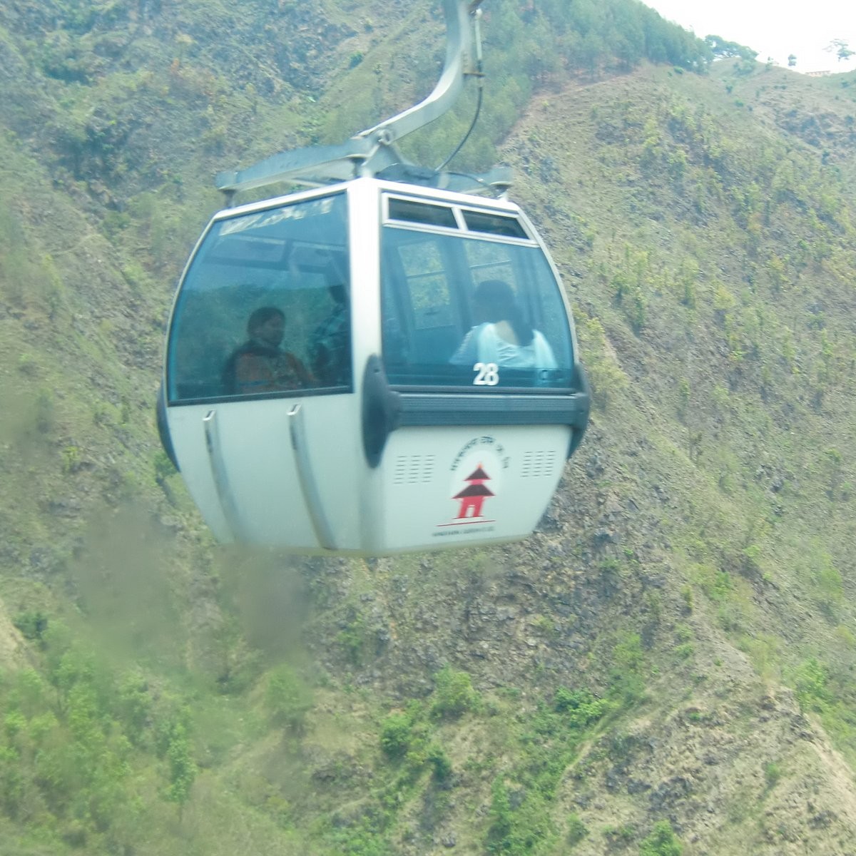 केबुलकारमा फसेपछि डोरीबाटै झुन्डिएर झरे पर्यटक