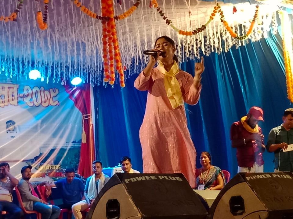 लजालु गायिका रचनाले स्टेजबाटै "तयारी हो नौ जवानहरु" भने पछि