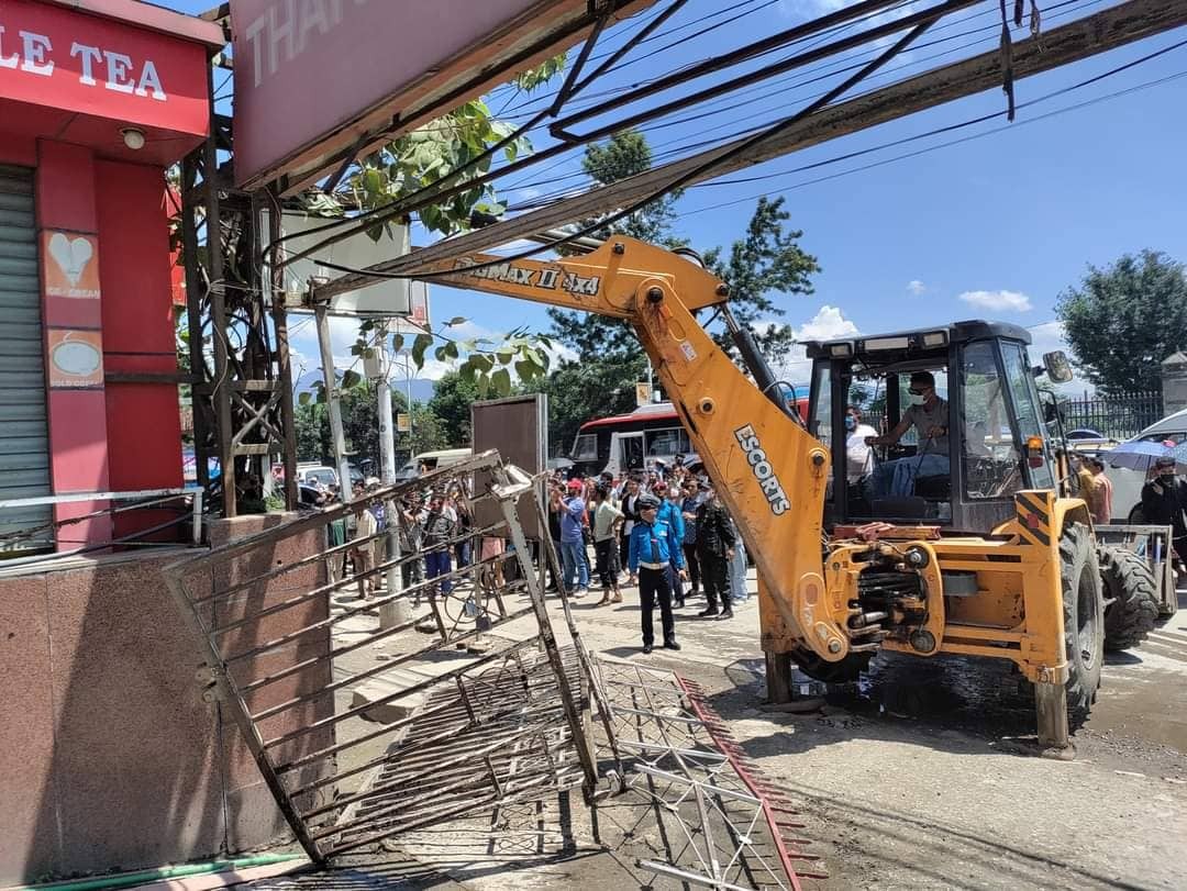 बानेश्वरमा पनि महानगगरको डोजर चल्यो