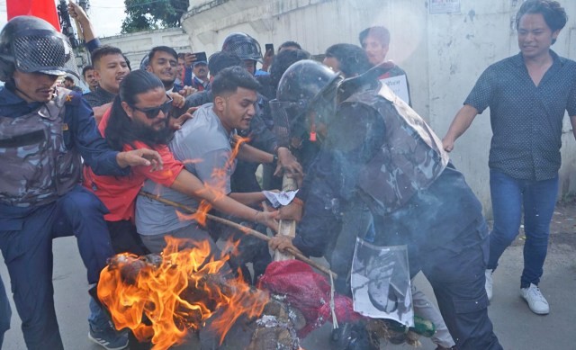 राष्ट्रिपति भण्डारीको कदम विरुद्ध अखिल क्रान्तीकारीको विरोध प्रदर्शन