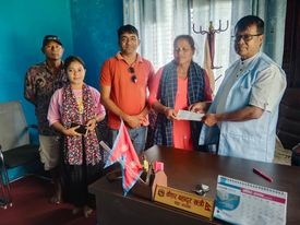 द लेप्रोसीद्वारा अपांगता भएका कञ्चनका एक महिलालाई आर्थिक सहयोग प्रदान