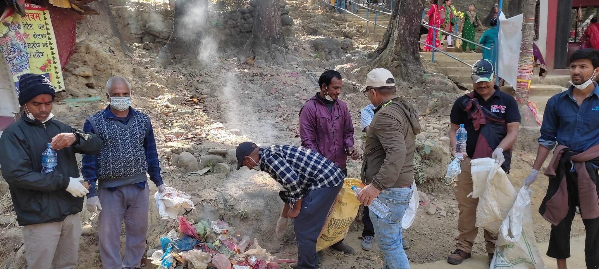 बाढीपडितका युवाहरुद्वारा दाउननेदेबी मन्दिर परिसरको सरसफाई