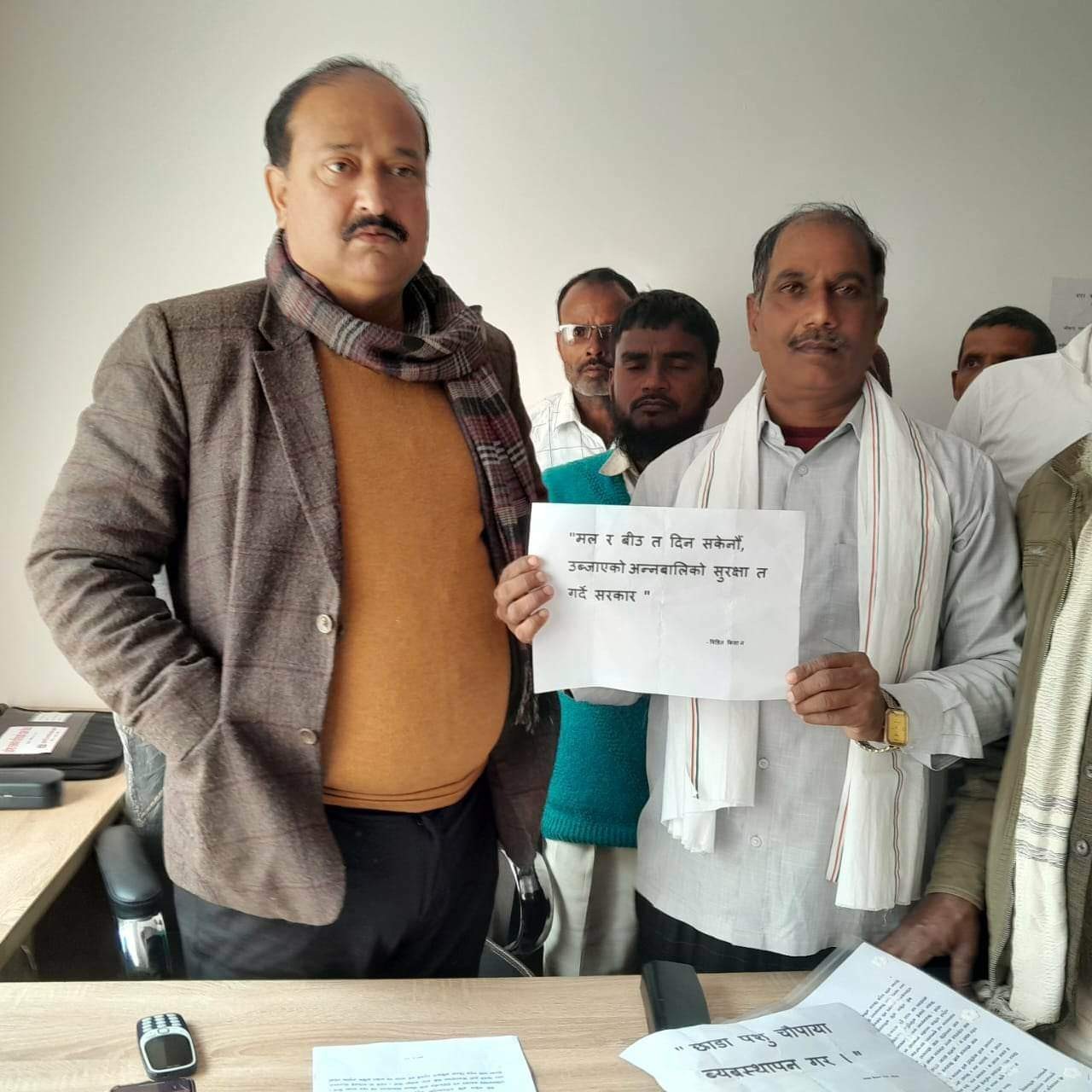 चौपायबाट पिडित किसानले बुझाए नगरप्रमुख शाहलाई ज्ञापनपत्र