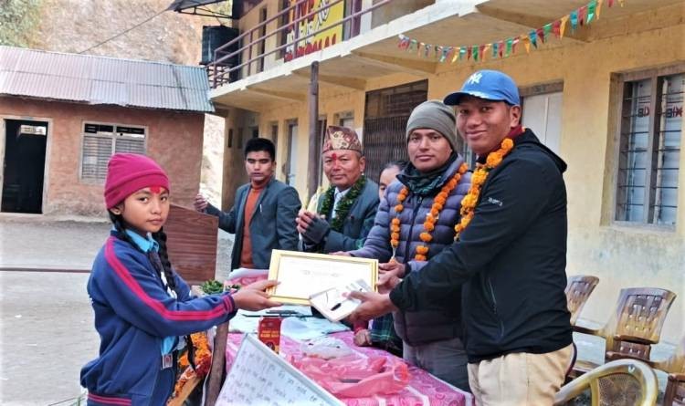 प्रतिभा अक्षयकोषद्वारा गुल्मीका दुई बिधार्थी पुरस्कृत