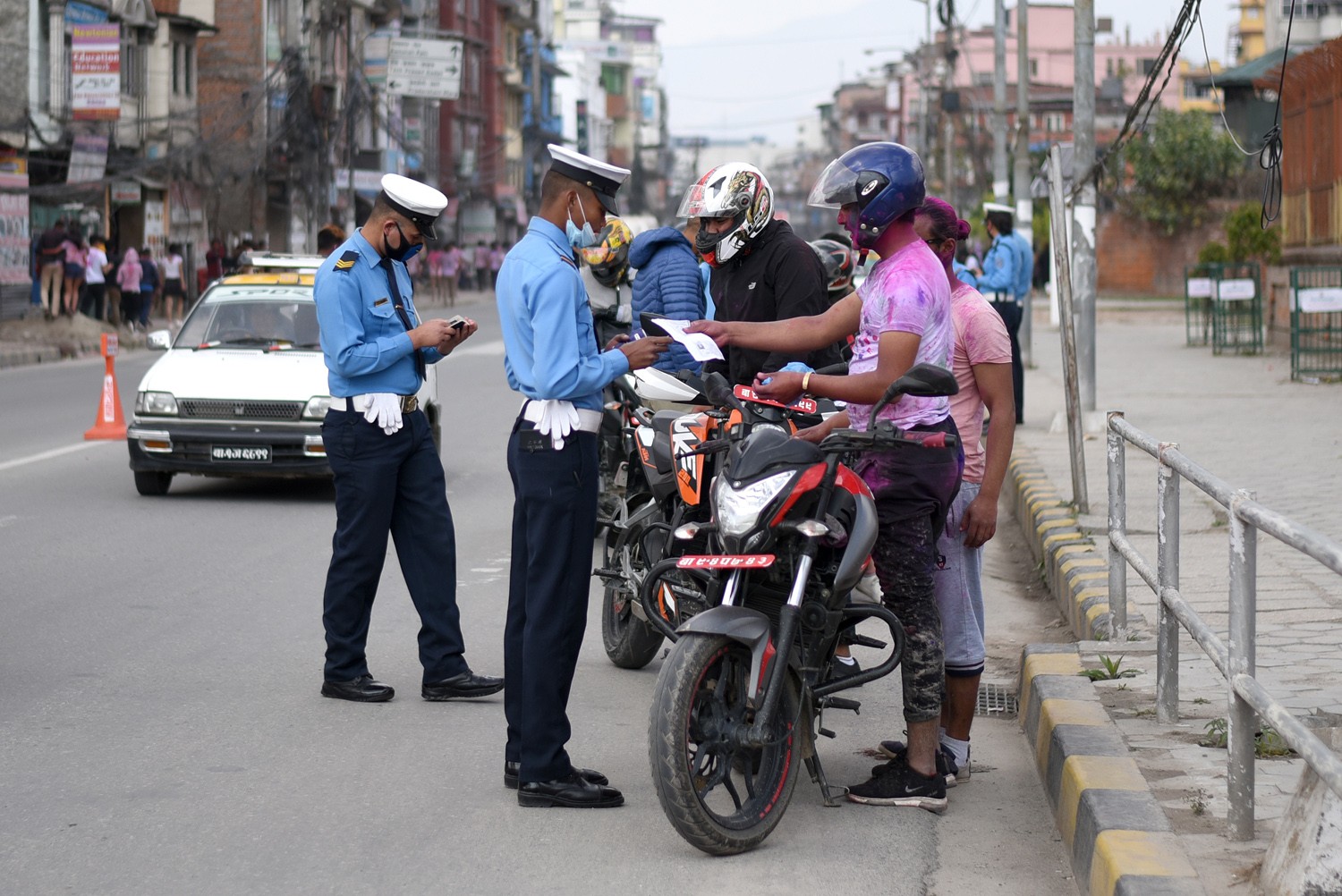 २५९ सवारी चालक अनुमती पत्र (लाइसेन्स) निलम्बनका लागि यातायात विभागमा