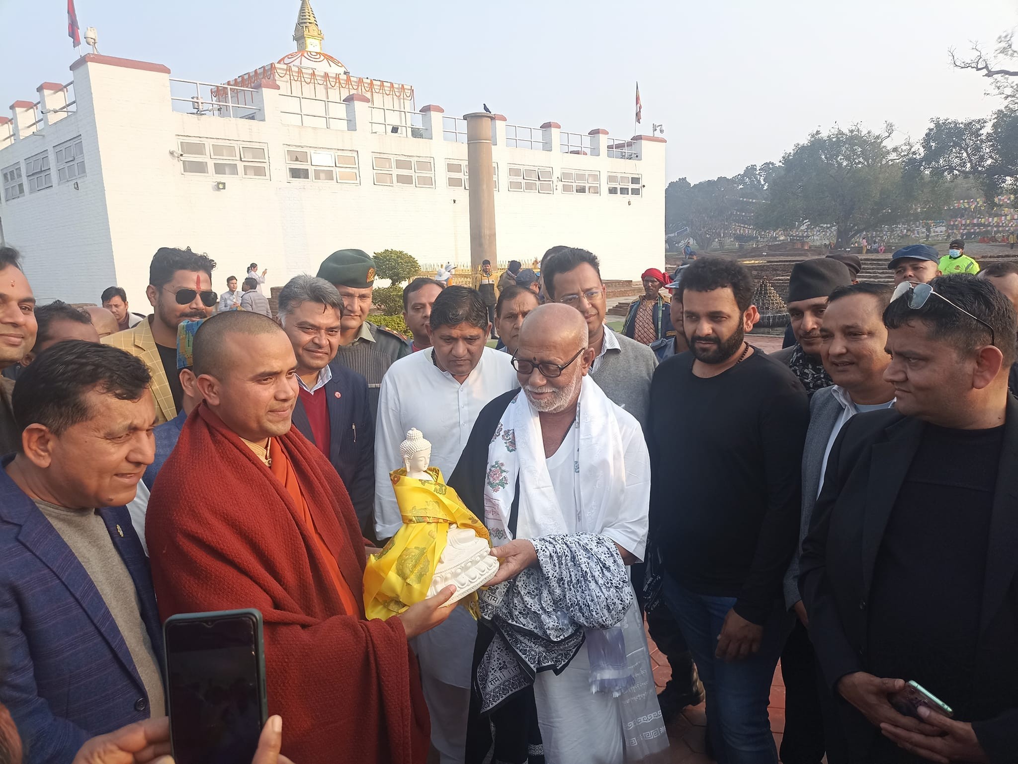 भारतीय सन्त मुरारी वापूद्धारा मायादेवीको दर्शन