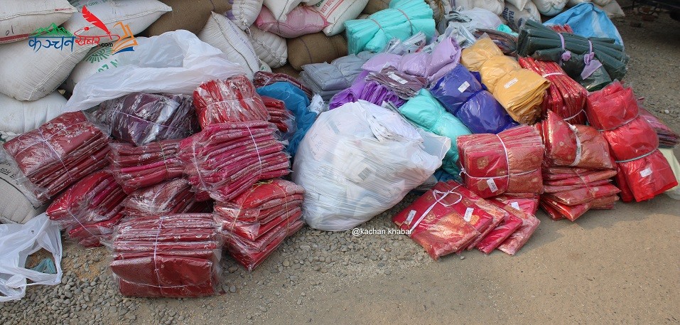 १४ लाख ५७ हजार ९९० बराबरको अवैध कपडा र खाद्यान्न बरामद