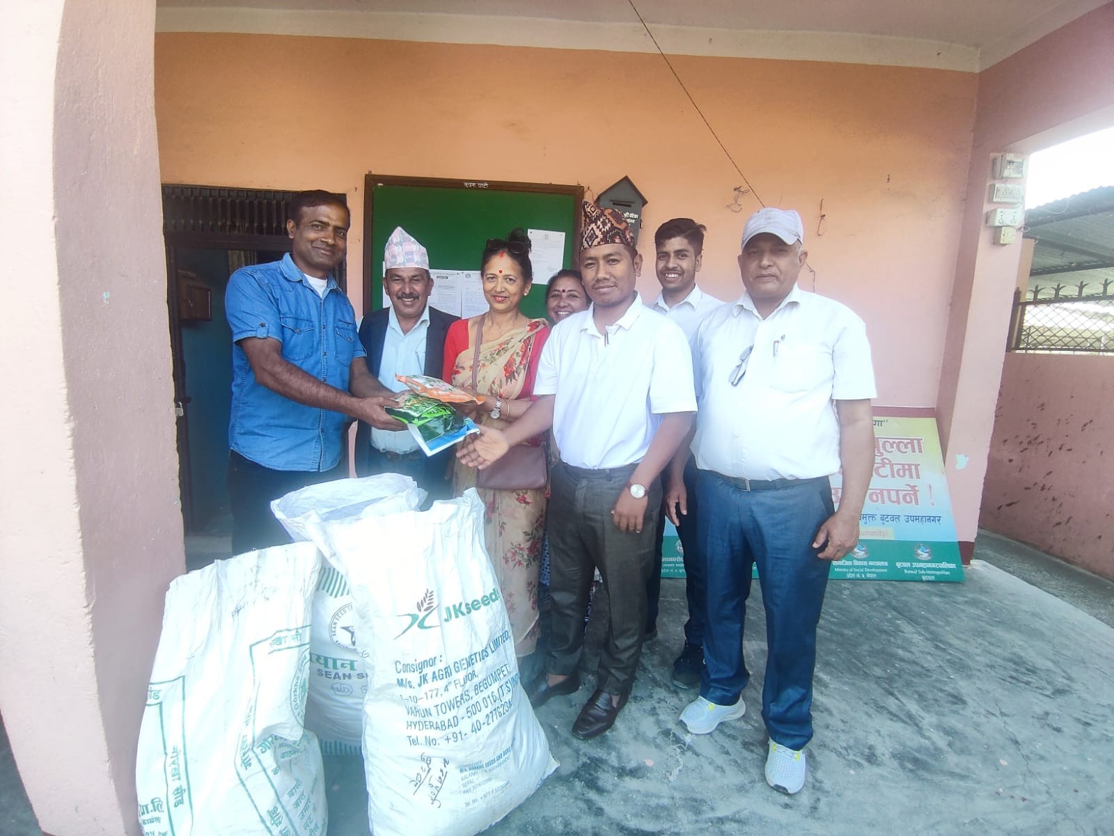 बुटवल १५ मा ३१ जना किसानलाई मकैको बीउ वितरण