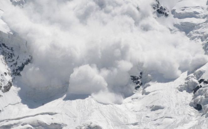 सगरमाथामा हिमपहिरो : पहिरोमा परि तीन जना बेपत्ता