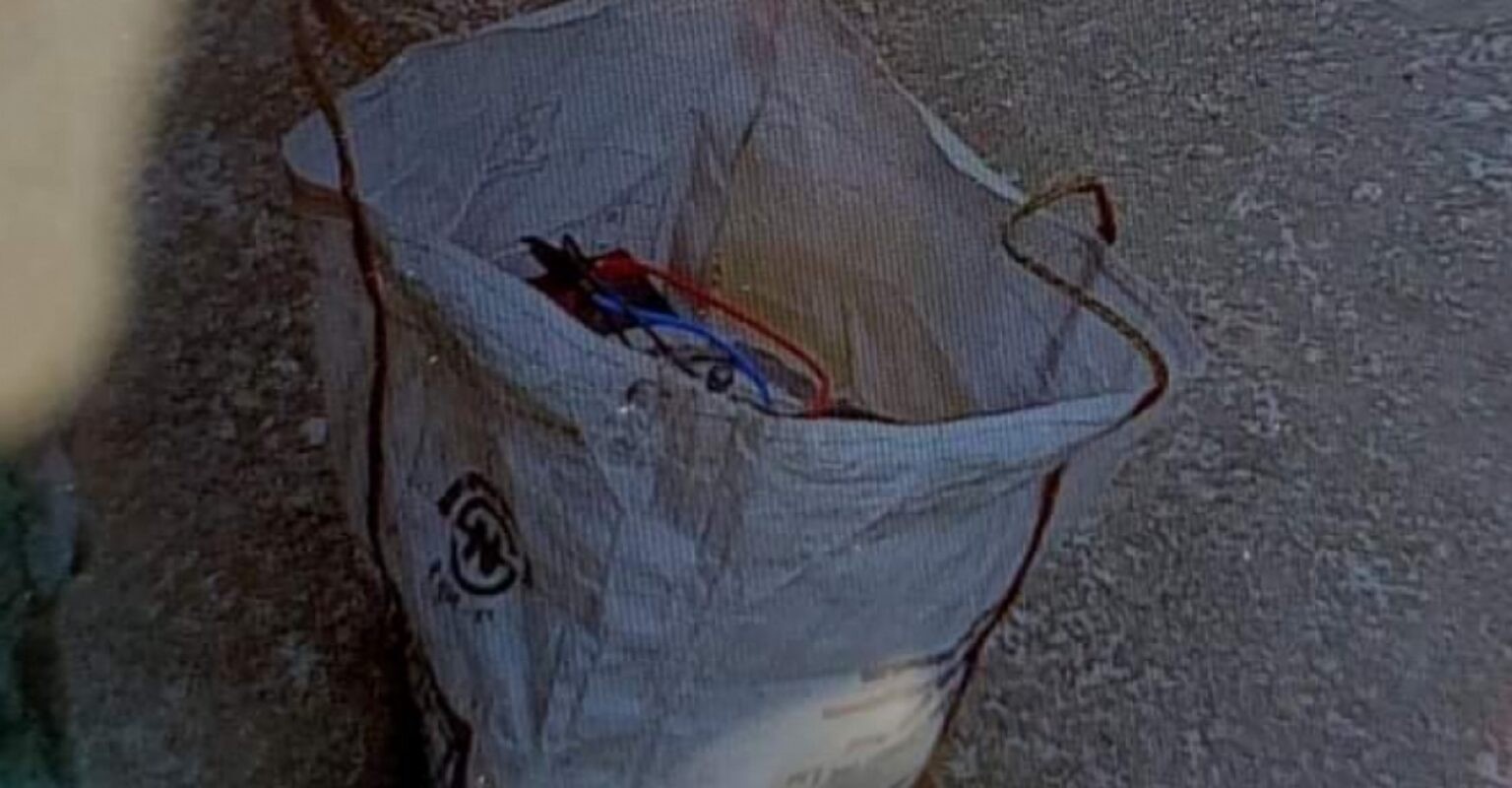 सियारी गाउँपालिकाका अध्यक्षको घरमा भेटिएको प्रेसर कुकर बम सेनाद्धारा डिस्पोज