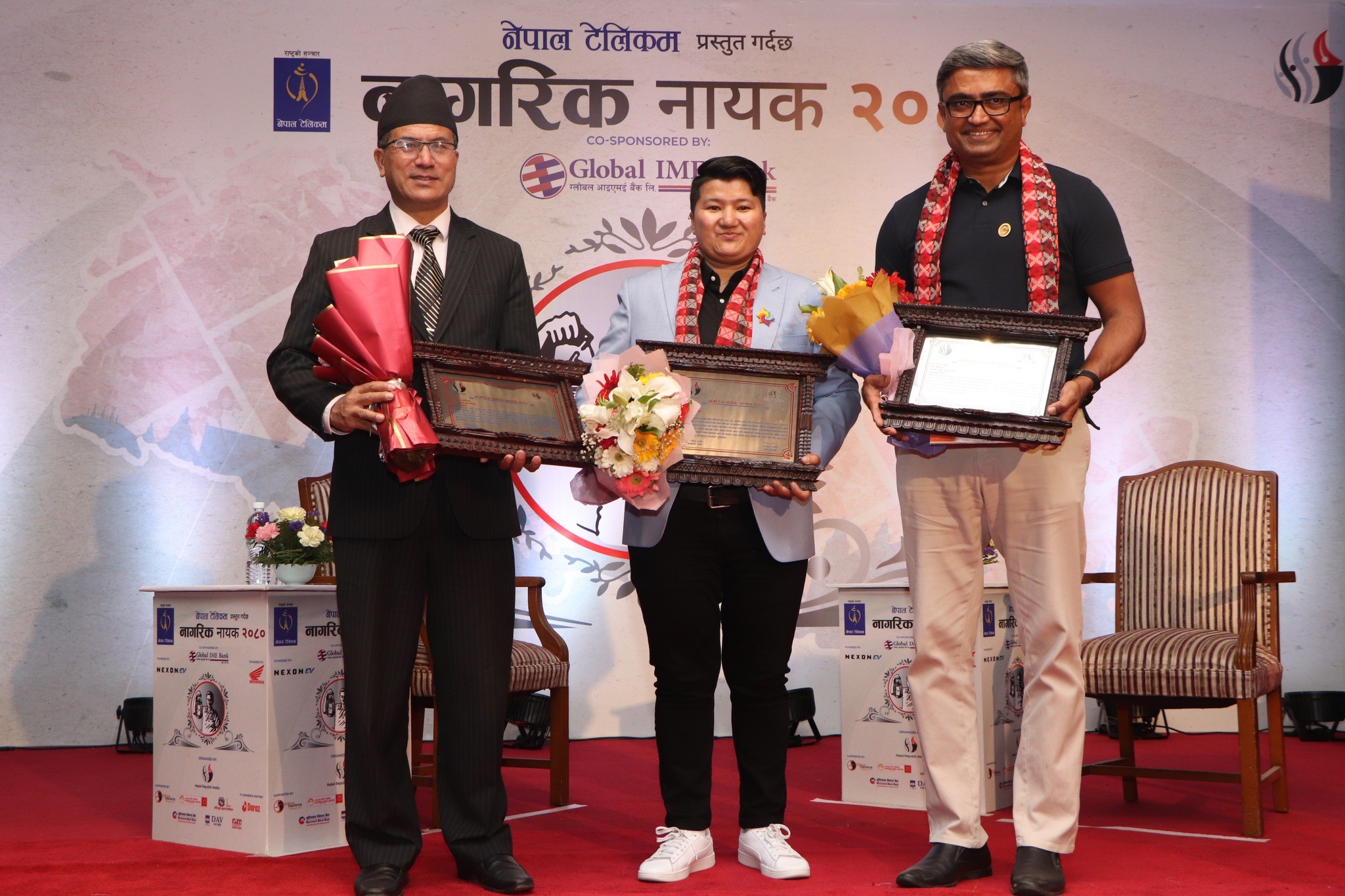 भक्तपुर नगरपालिकाका प्रमुख प्रजापति सहित ३ जना ‘नागरिक नायक’-२०८० बाट सम्मानित