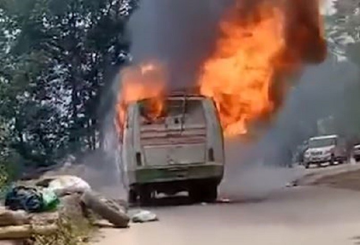 धादिङमा गुडिरहेको बसमा आगलागी