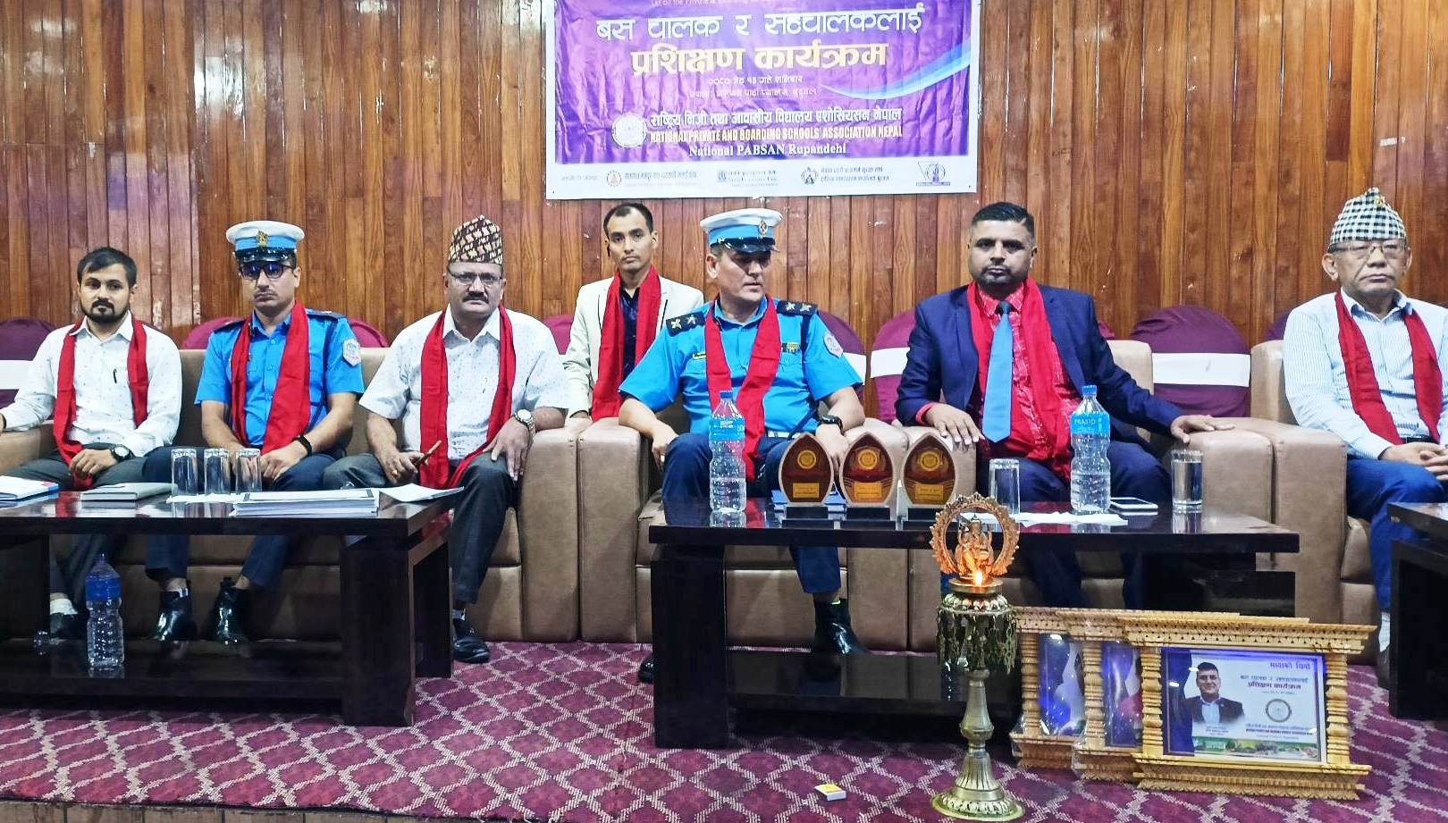 एन प्याब्सनद्वारा स्कुले सवारी चालक तथा सहचालकलाई प्रशिक्षण