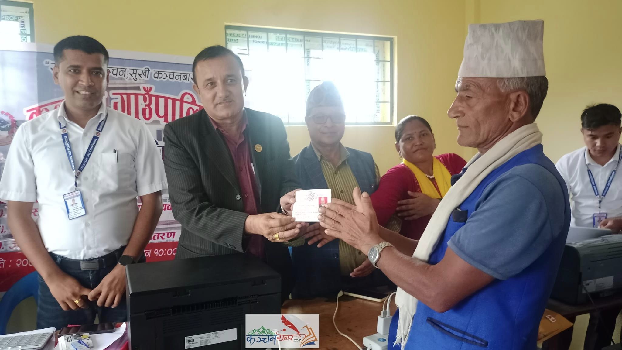 घुम्ति शिविरबाट कञ्चनको वडा नं. ४ मा २९० जना जेष्ठ नागरिकले लिए परिचयपत्र