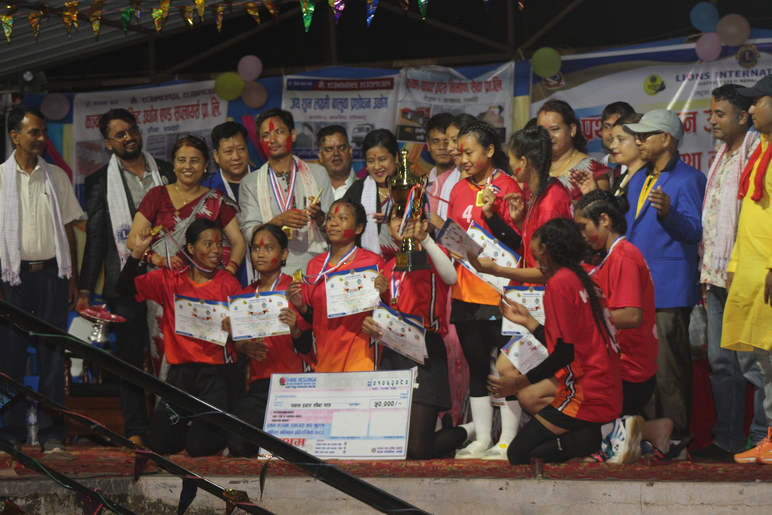 कञ्चन गाउँपालिका प्रथम उपाध्यक्ष कपको उपाधी कुवँरवर्ती ईङ्गलिस बोर्डिङ्ग स्कुललाई