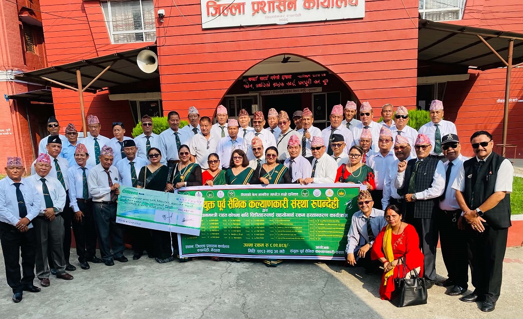 सयुक्त पुर्व सैनिक कल्याणकारी संस्था रुपन्देहीद्वारा बाढीपिडितकालागि लाख रुपैया भन्दा बढी सहयोय