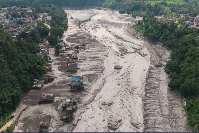 नदीको बहाव मोडेर बस्ती बचाउन सकिँदैन।