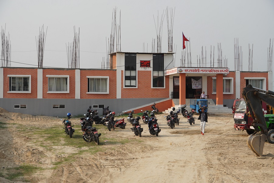 जिणोद्धारको पर्खाइमा फत्तेपुर बसपार्क स् हिलो, धुलो र खाल्डाखुल्डीले थिलथिलो सडक