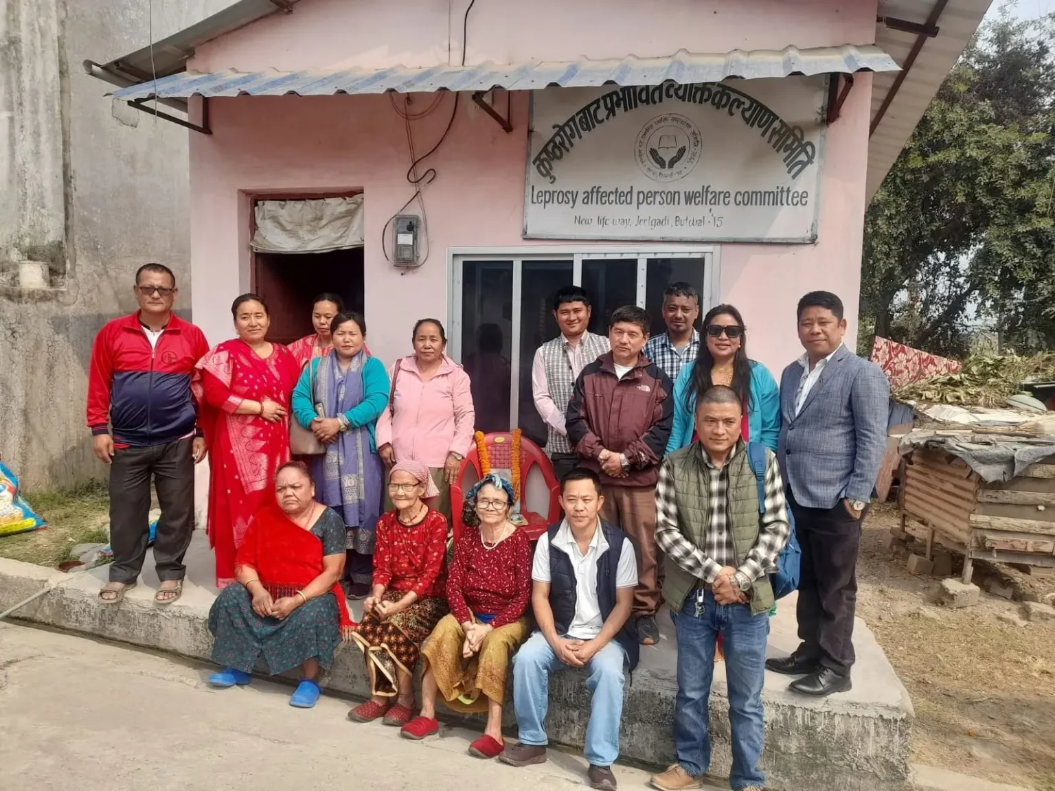 फोनिज रुपन्देहका संस्थापक अध्यक्ष स्व. पाटा मगरको स्मृतिमा फलफुल वितरण