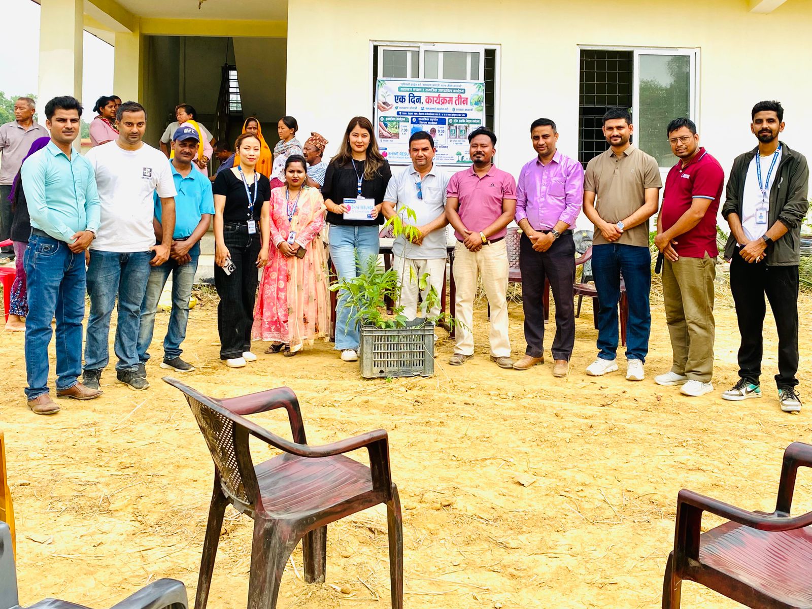 शाइन रेसुङ्गाले वृक्षारोपण गर्दै समुदायमा फोहोर व्यबस्थापनका लागि डस्टविन वितरण