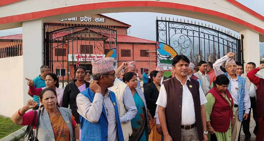 लुम्बिनी प्रदेश सभामा एमालेको बिरोध, बजेट पुस्तिका समेत च्यातियो