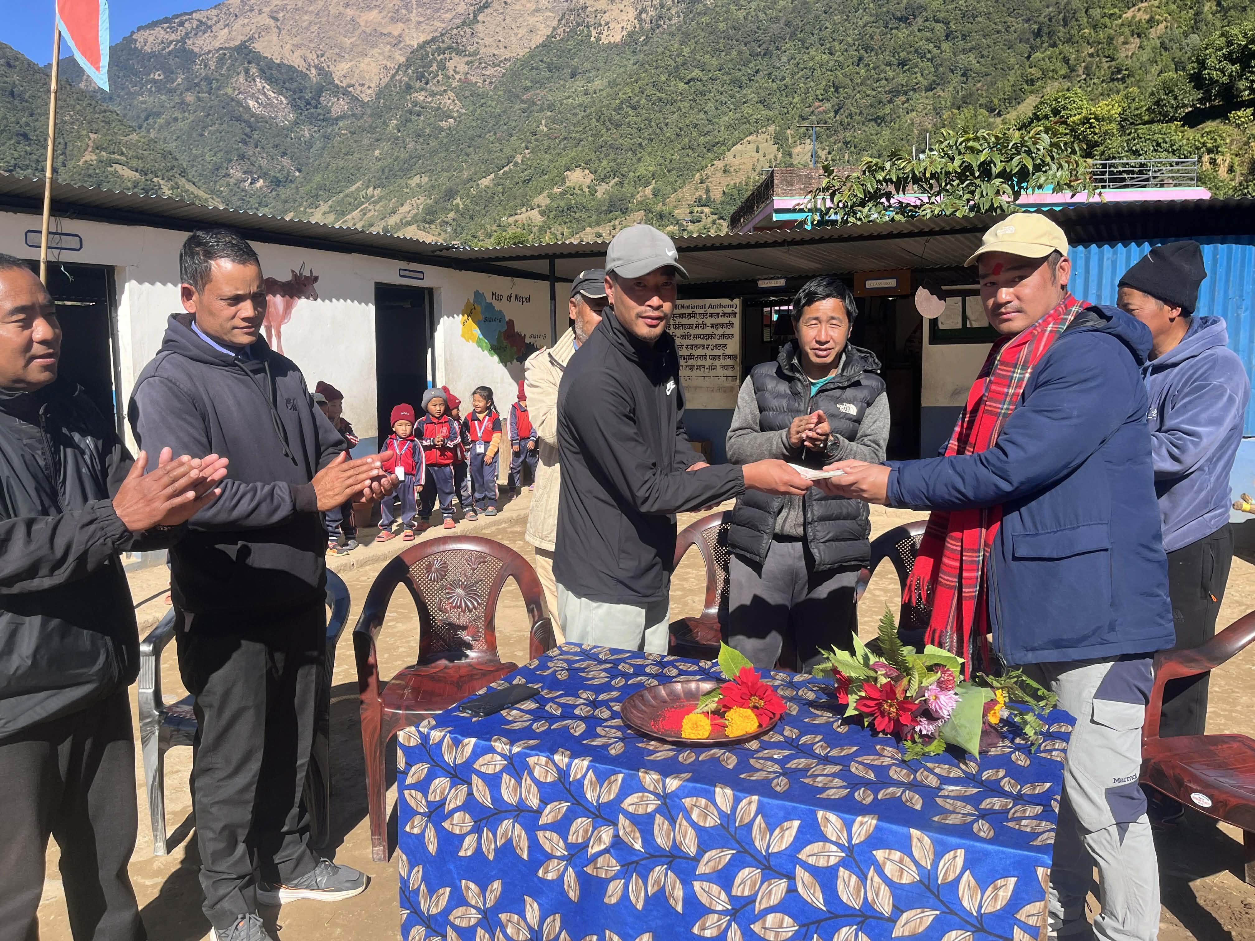 न्यु घुम्टे एजुकेशनल एकेडेमीमा नविन श्रीसलाइ सम्मान